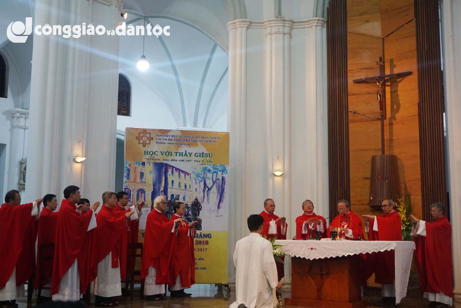 Tong giam mục Phaolo khai giang nam hoc