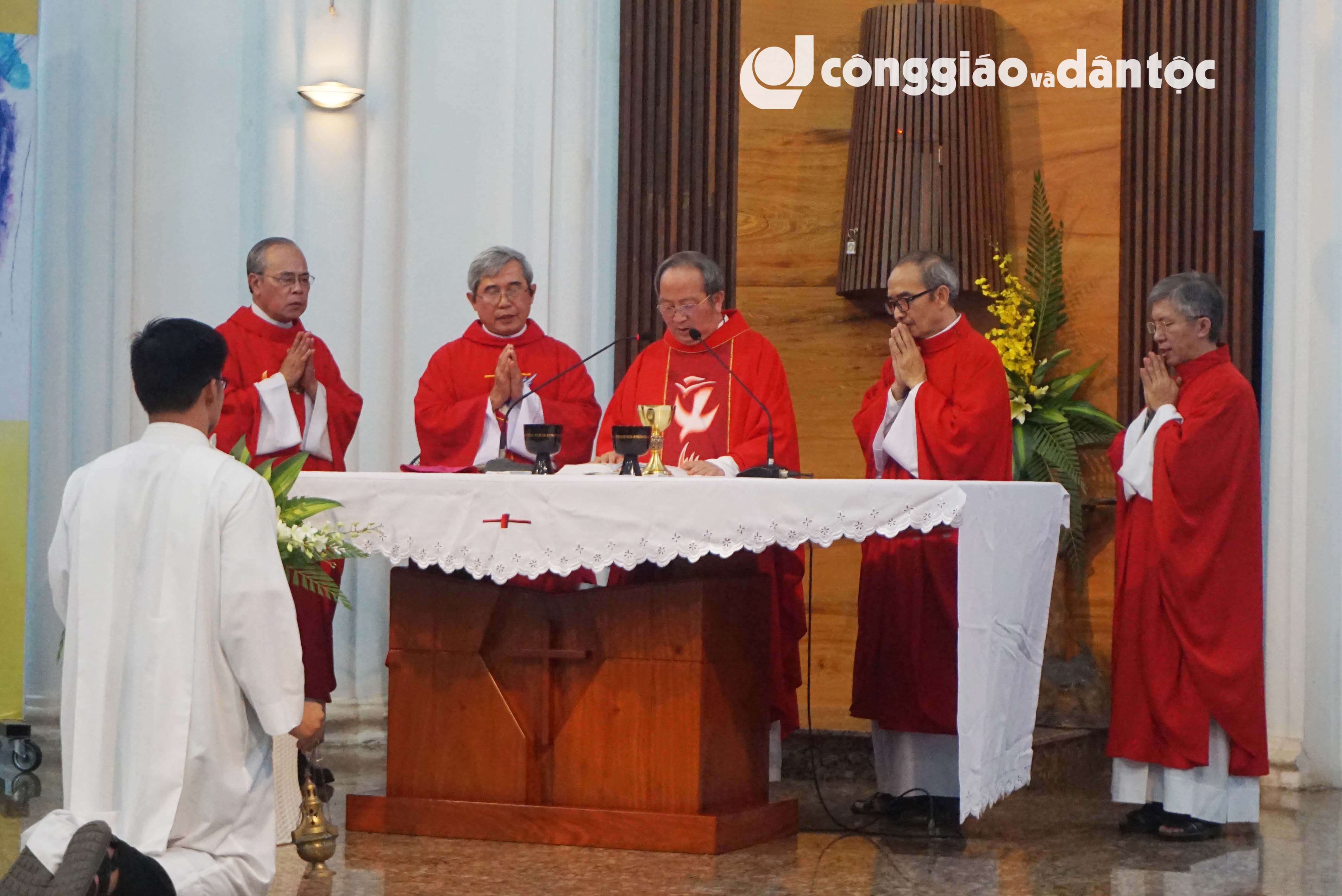 Tong giam mục Phaolo khai giang nam hoc