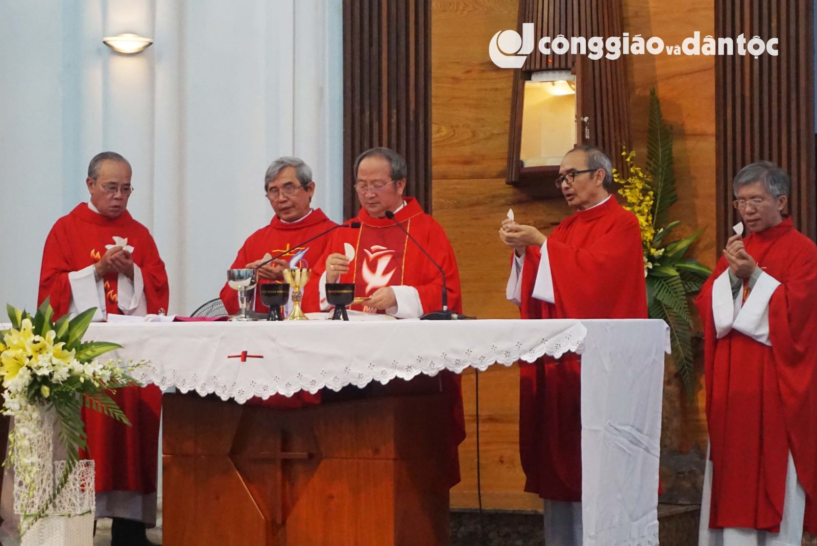 Tong giam mục Phaolo khai giang nam hoc