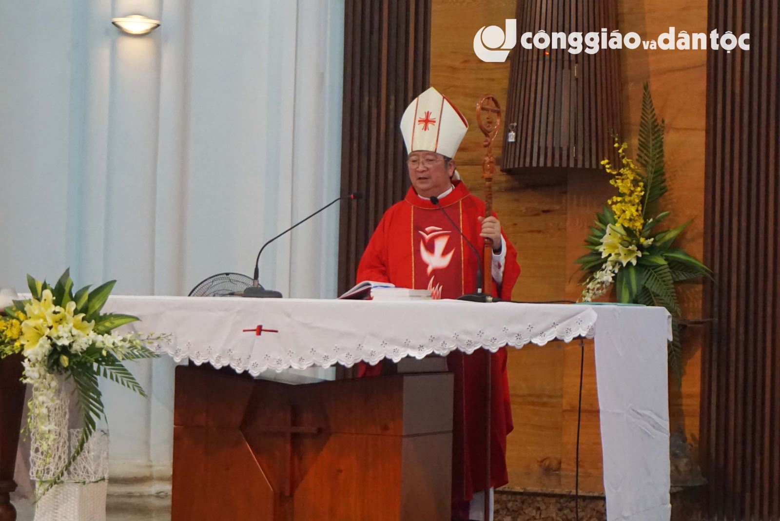 Tong giam mục Phaolo khai giang nam hoc