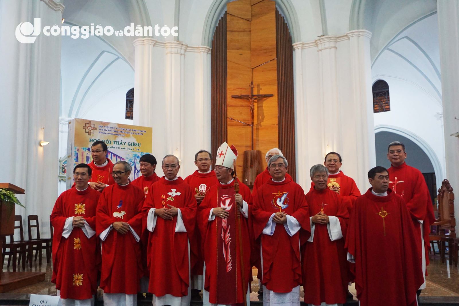 Tong giam mục Phaolo khai giang nam hoc