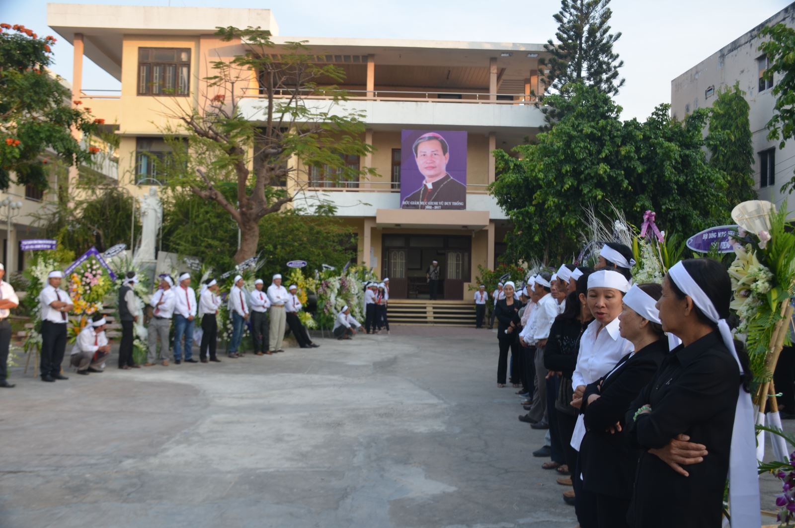 di quan linh cữu Giám mục Thồng