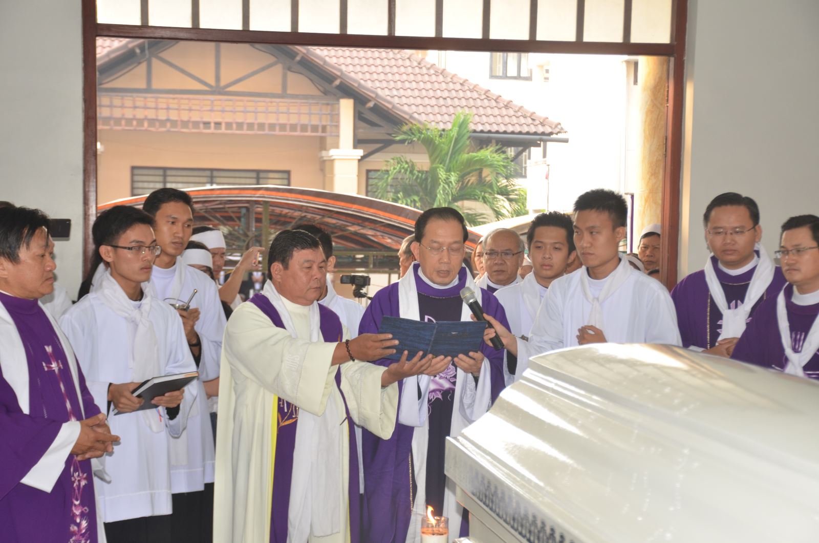 di quan linh cữu Giám mục Thồng
