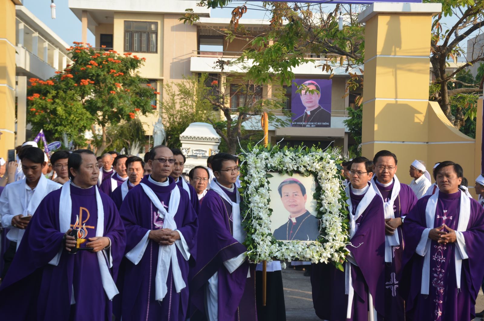 di quan linh cữu Giám mục Thồng