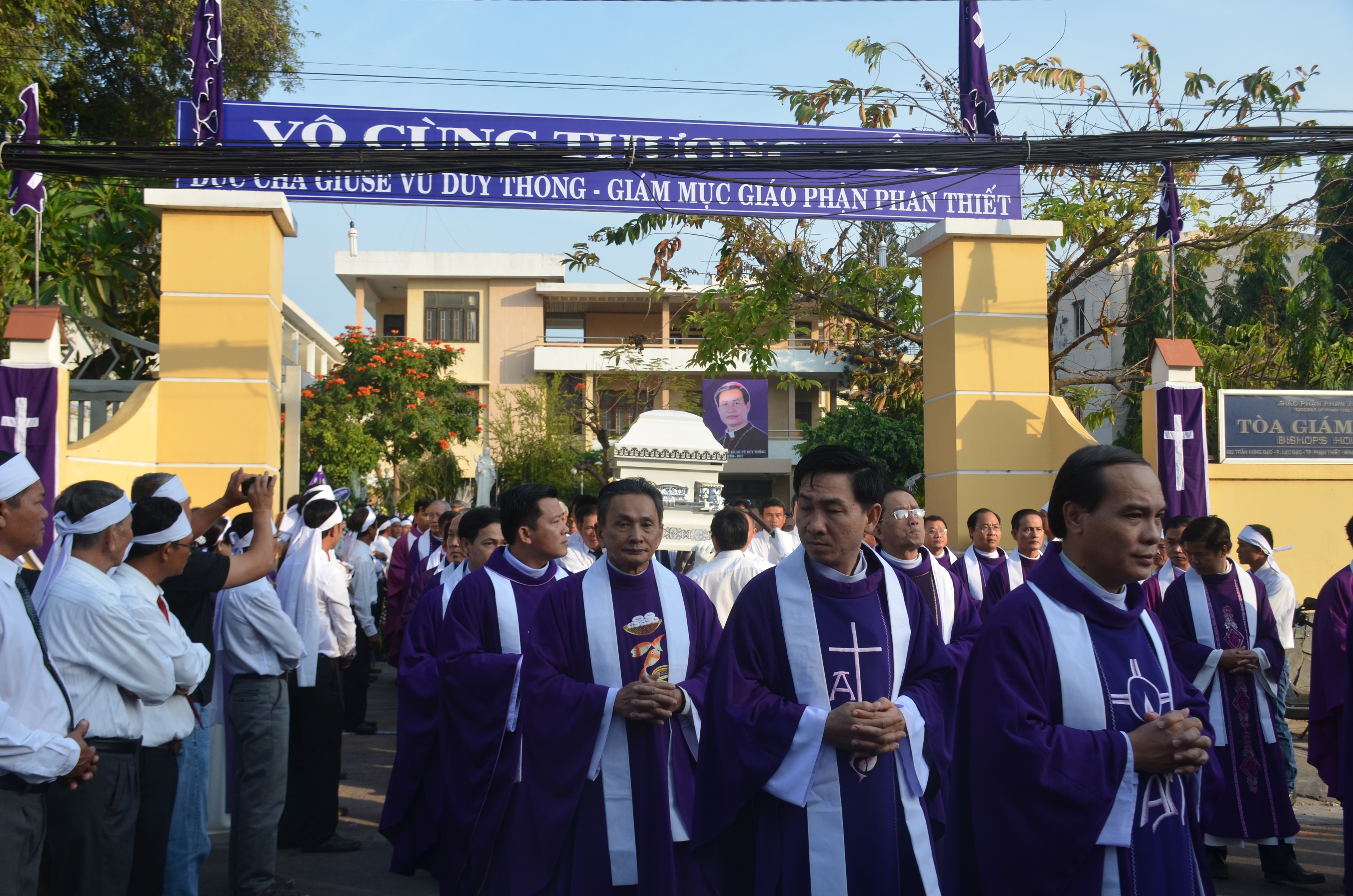 di quan linh cữu Giám mục Thồng