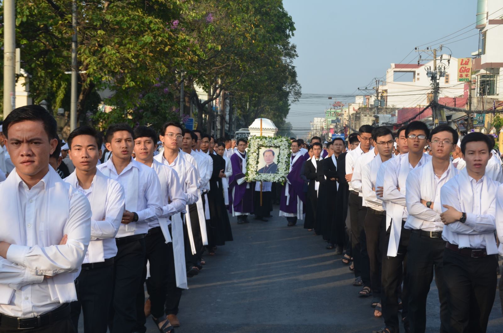 di quan linh cữu Giám mục Thồng