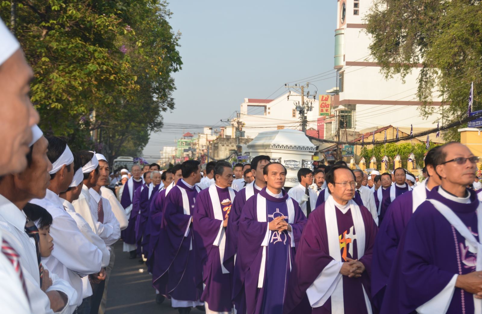 di quan linh cữu Giám mục Thồng