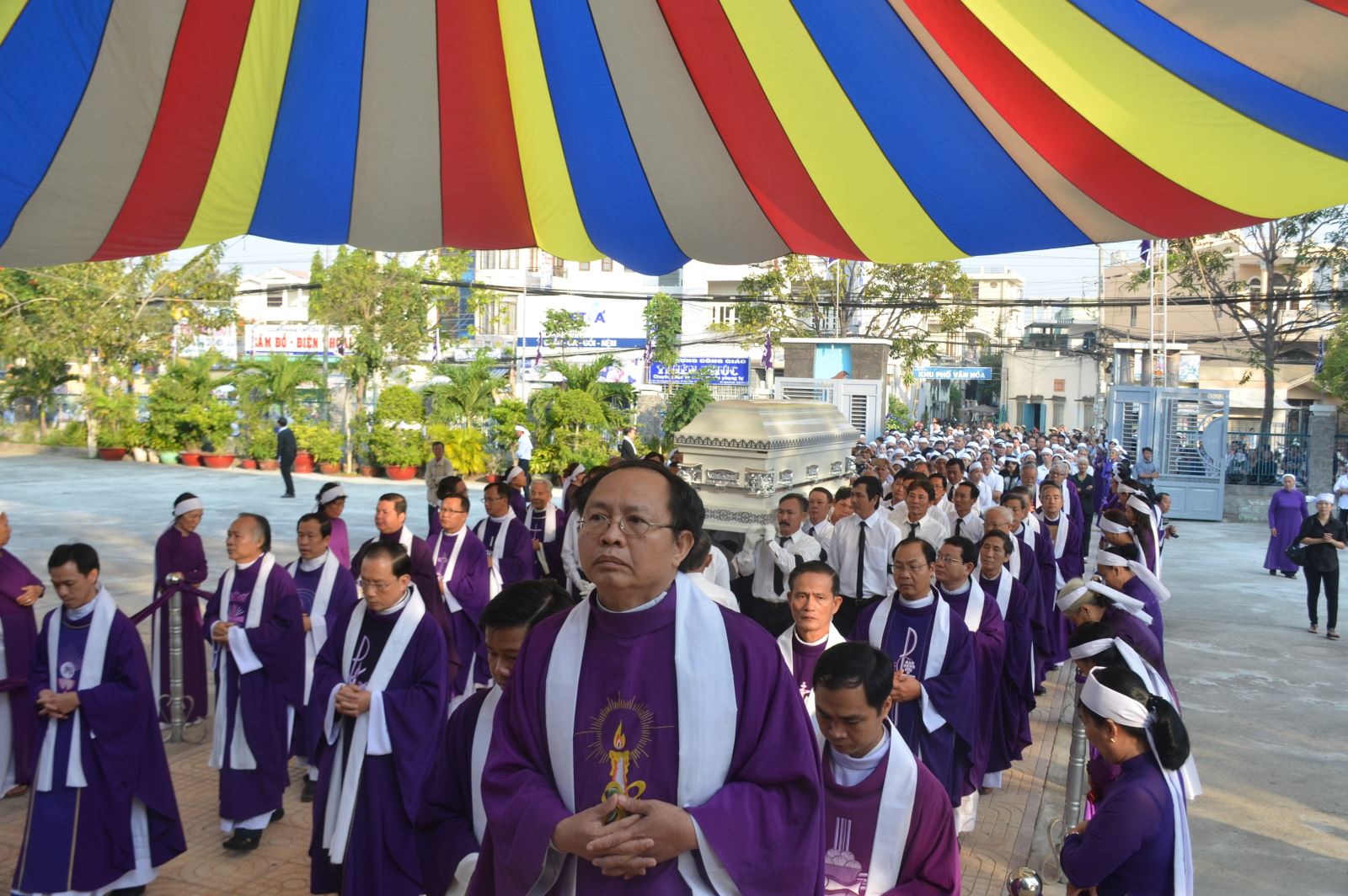 di quan linh cữu Giám mục Thồng