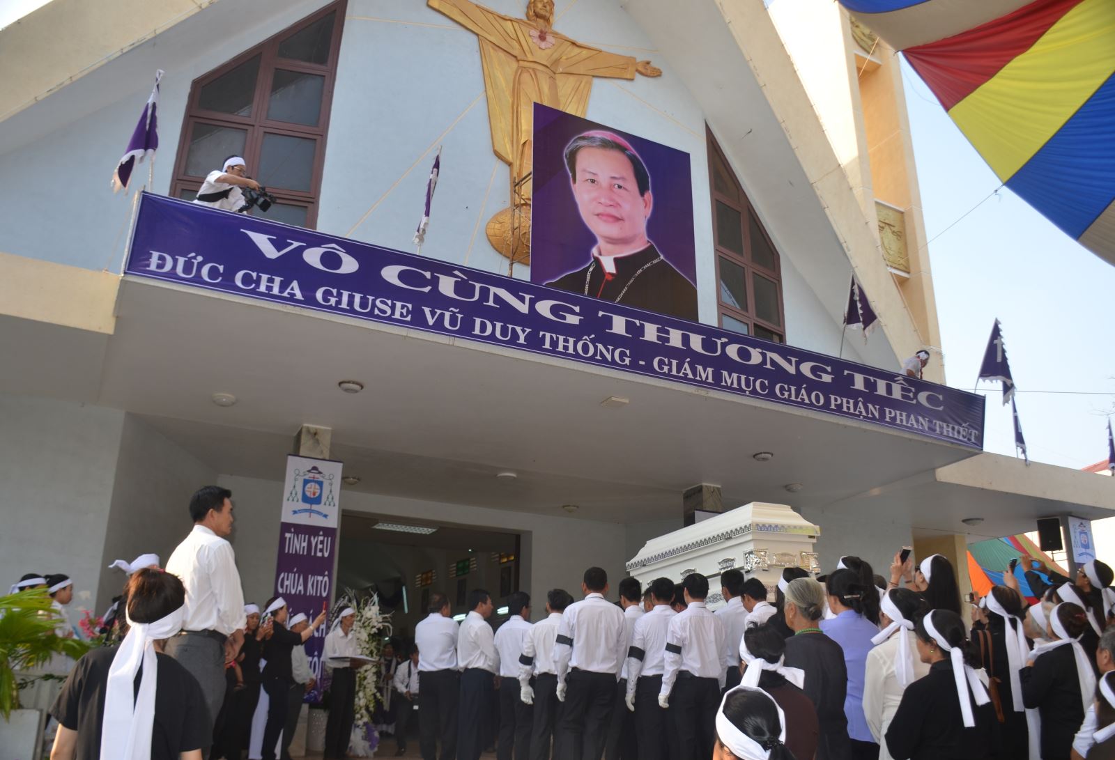di quan linh cữu Giám mục Thồng