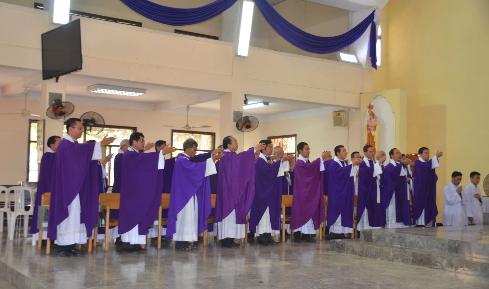 di quan linh cữu Giám mục Thồng