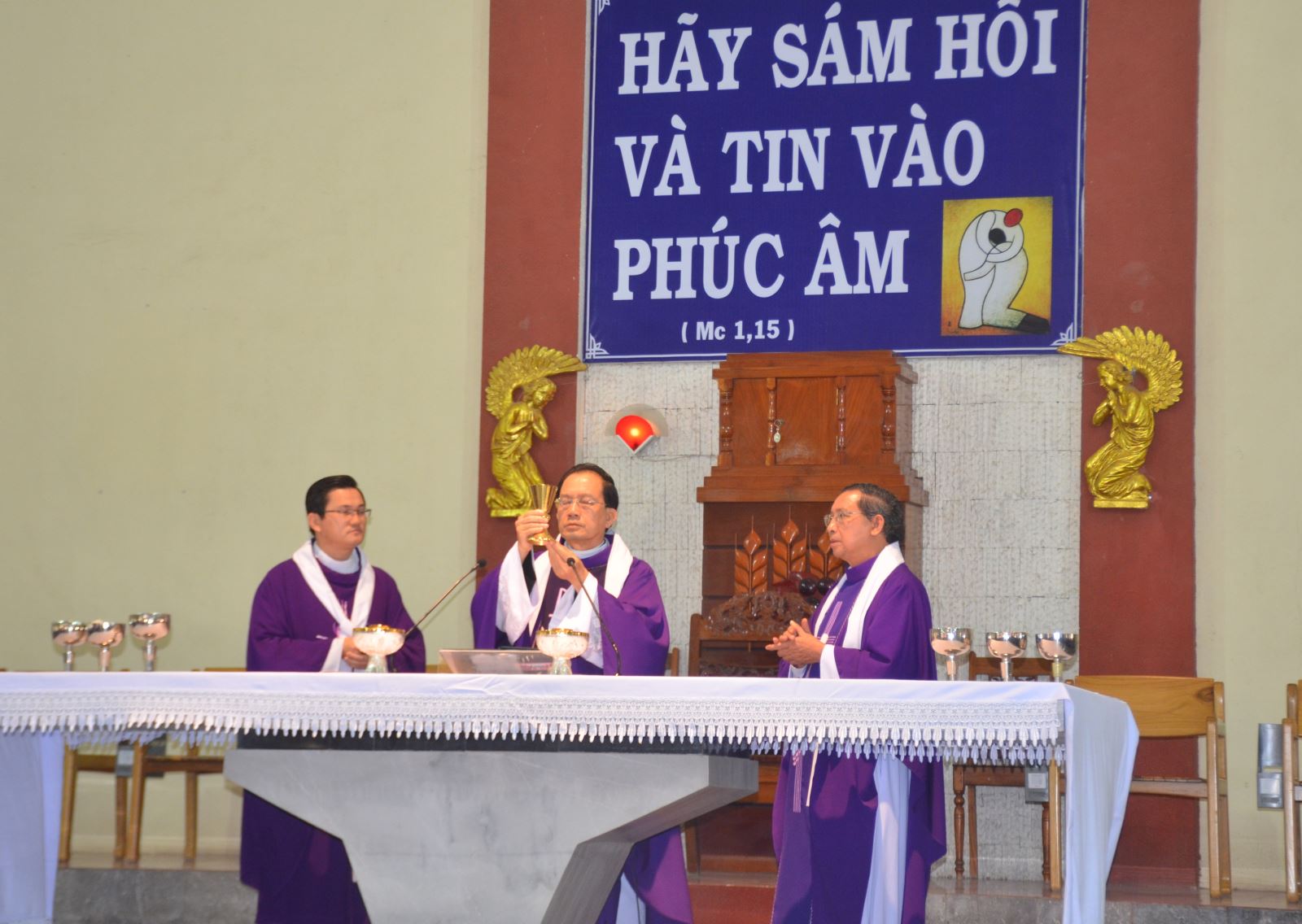 di quan linh cữu Giám mục Thồng