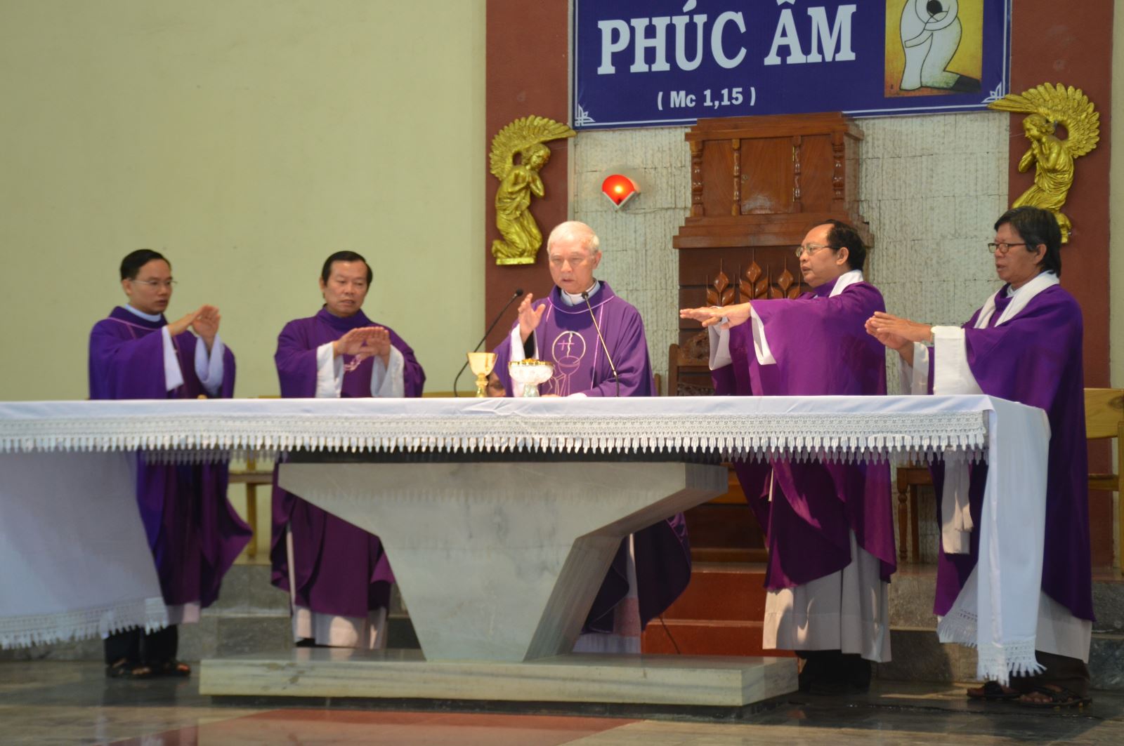 di quan linh cữu Giám mục Thồng