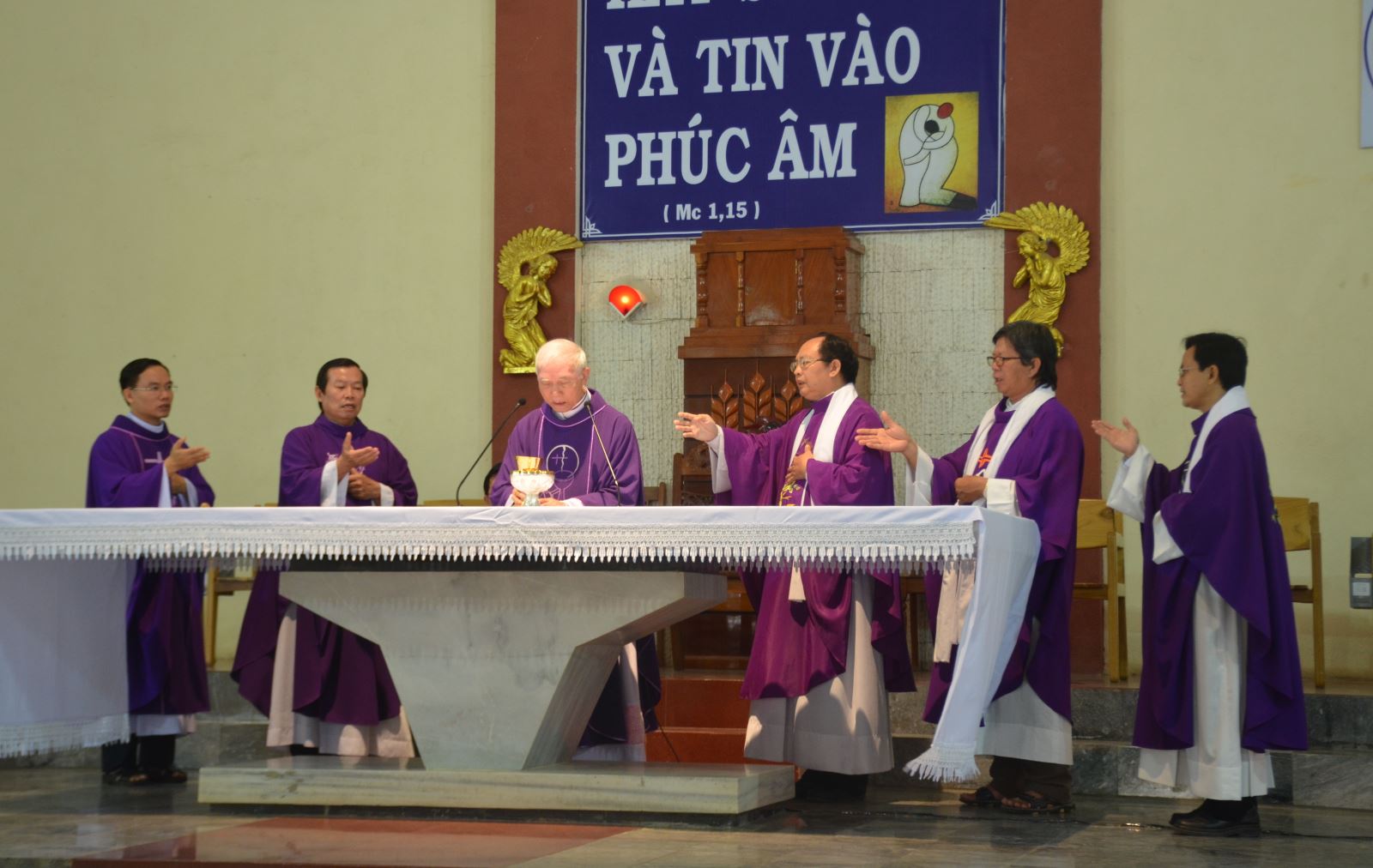 di quan linh cữu Giám mục Thồng