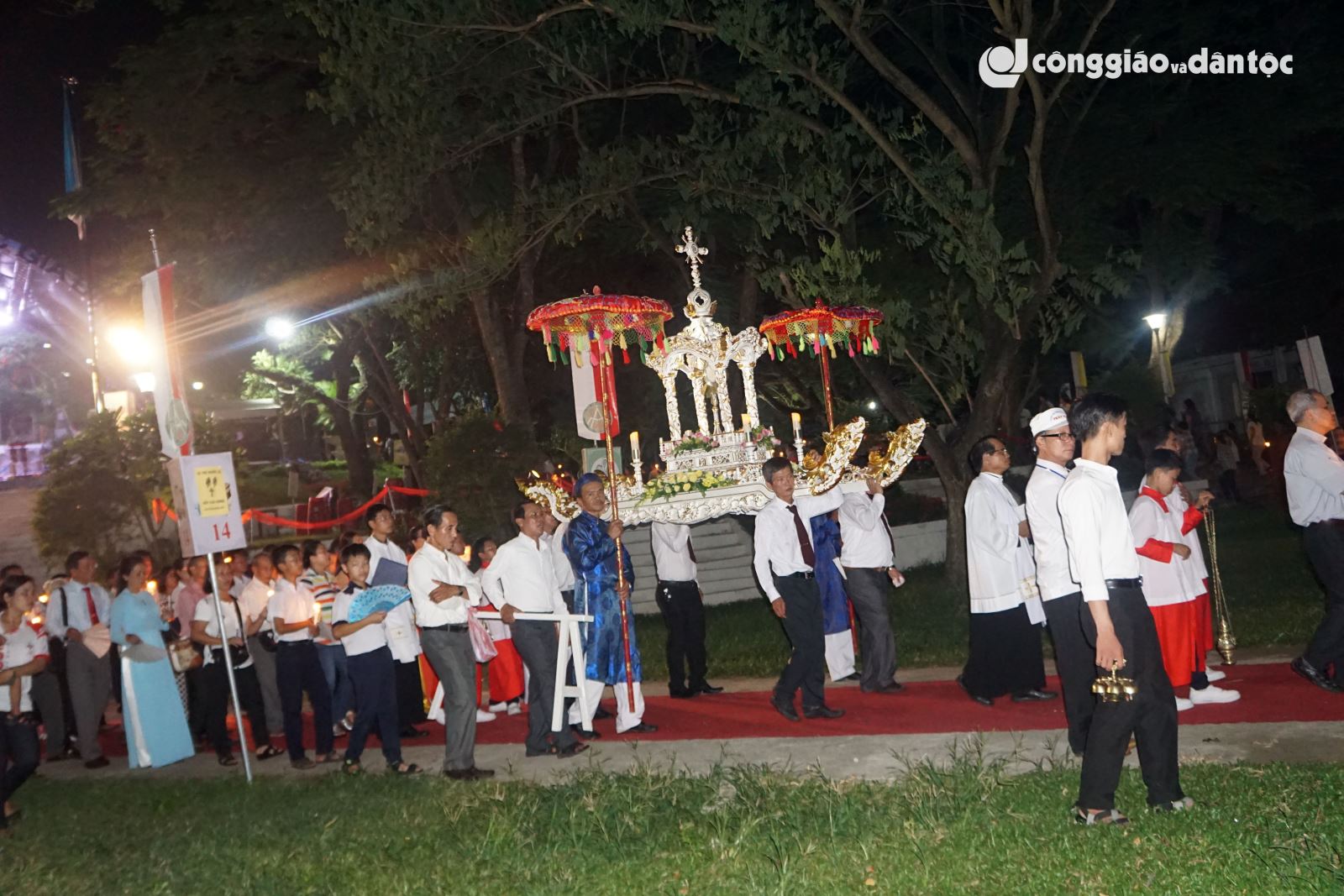 Cung nghinh Thánh Thể tại Trà Kiệu