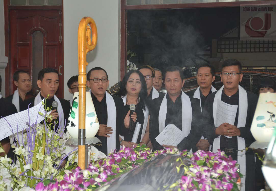 Nghe sy vieng Giám mục Thong