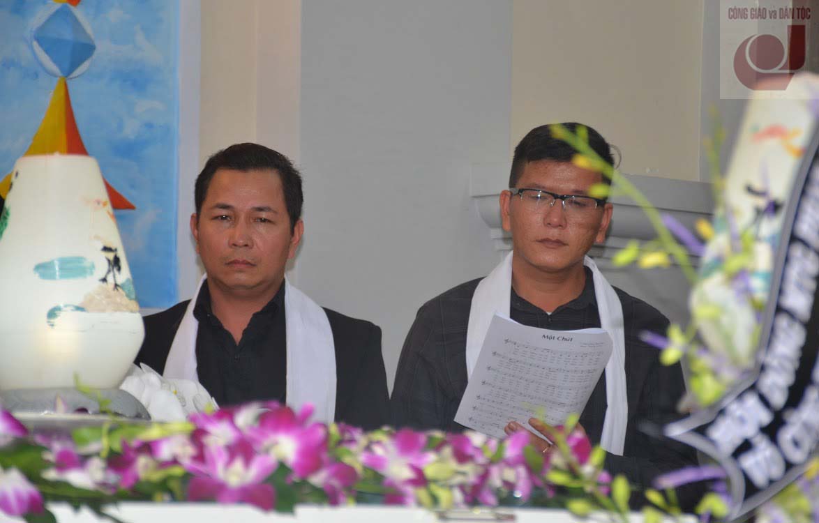 Nghe sy vieng Giám mục Thong