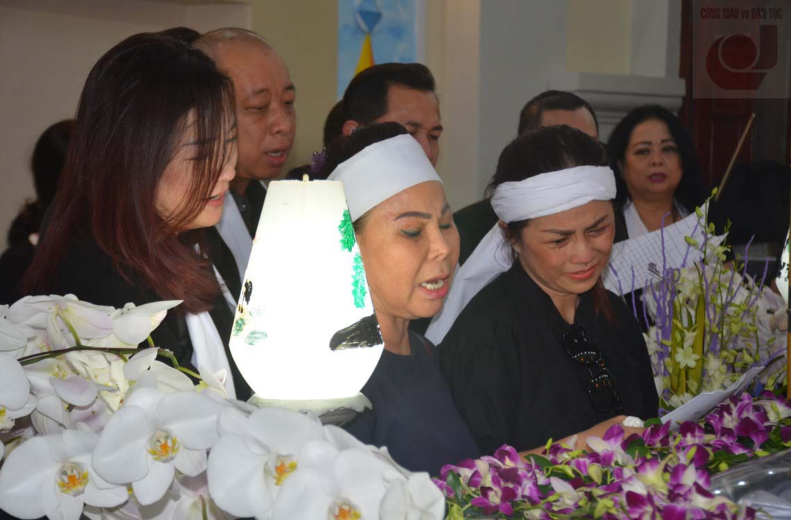 Nghe sy vieng Giám mục Thong