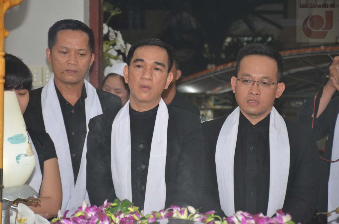Nghe sy vieng Giám mục Thong