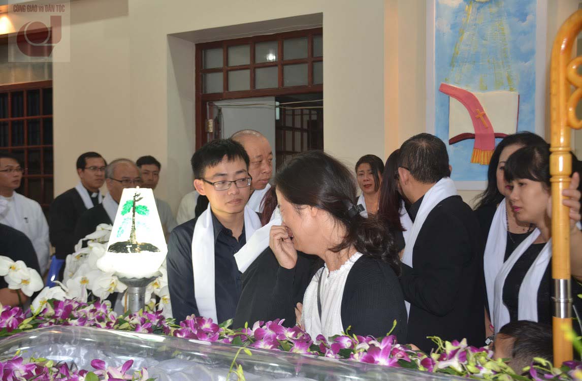Nghe sy vieng Giám mục Thong