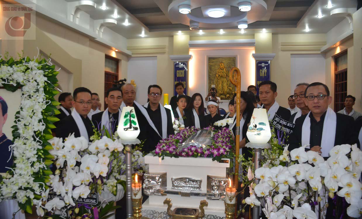 Nghe sy vieng Giám mục Thong