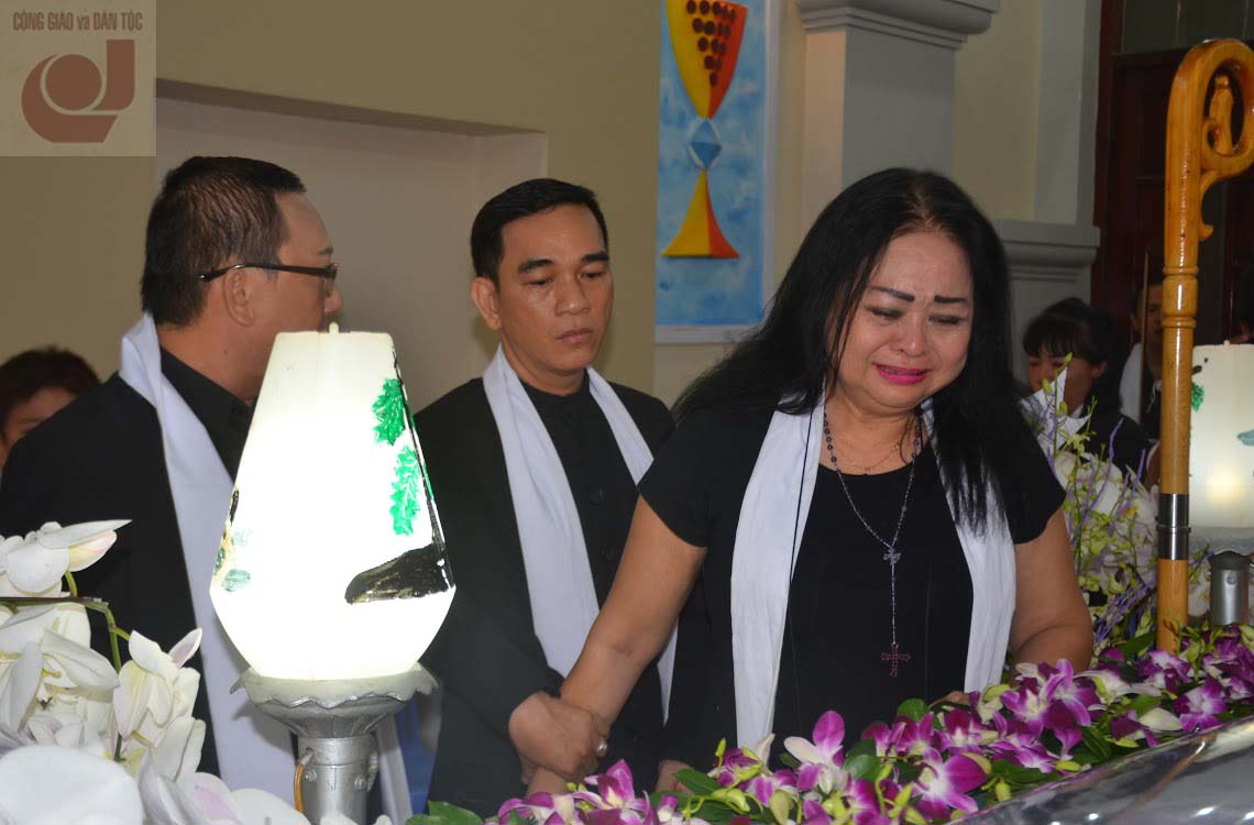 Nghe sy vieng Giám mục Thong