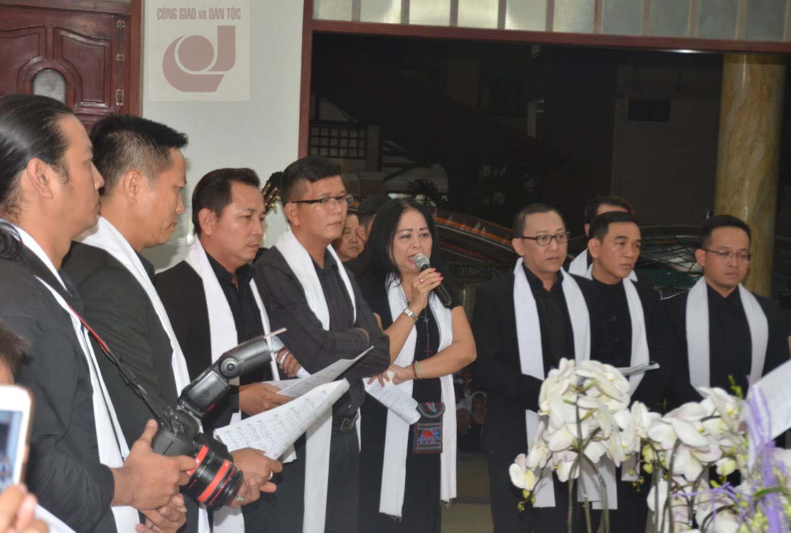 Nghe sy vieng Giám mục Thong