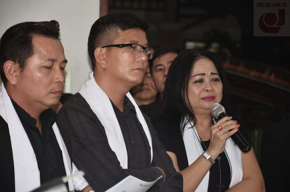 Nghe sy vieng Giám mục Thong