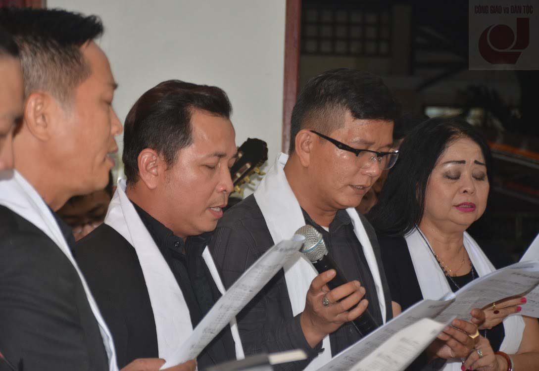Nghe sy vieng Giám mục Thong