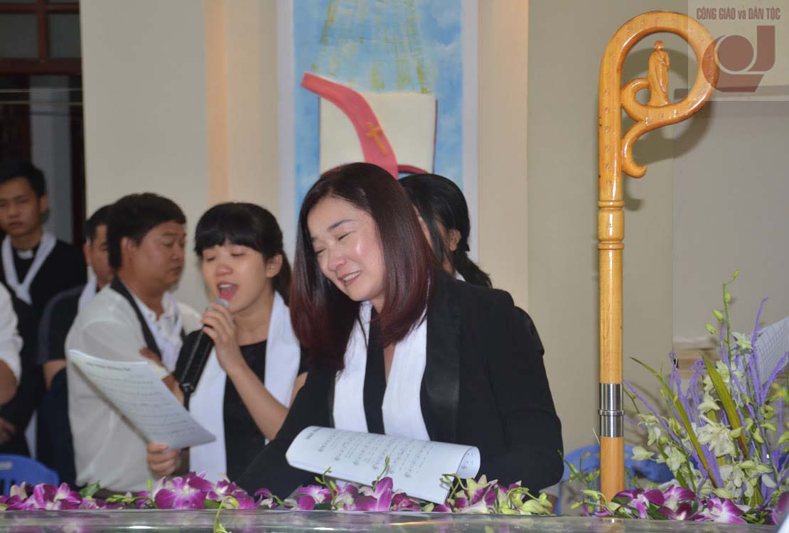 Nghe sy vieng Giám mục Thong