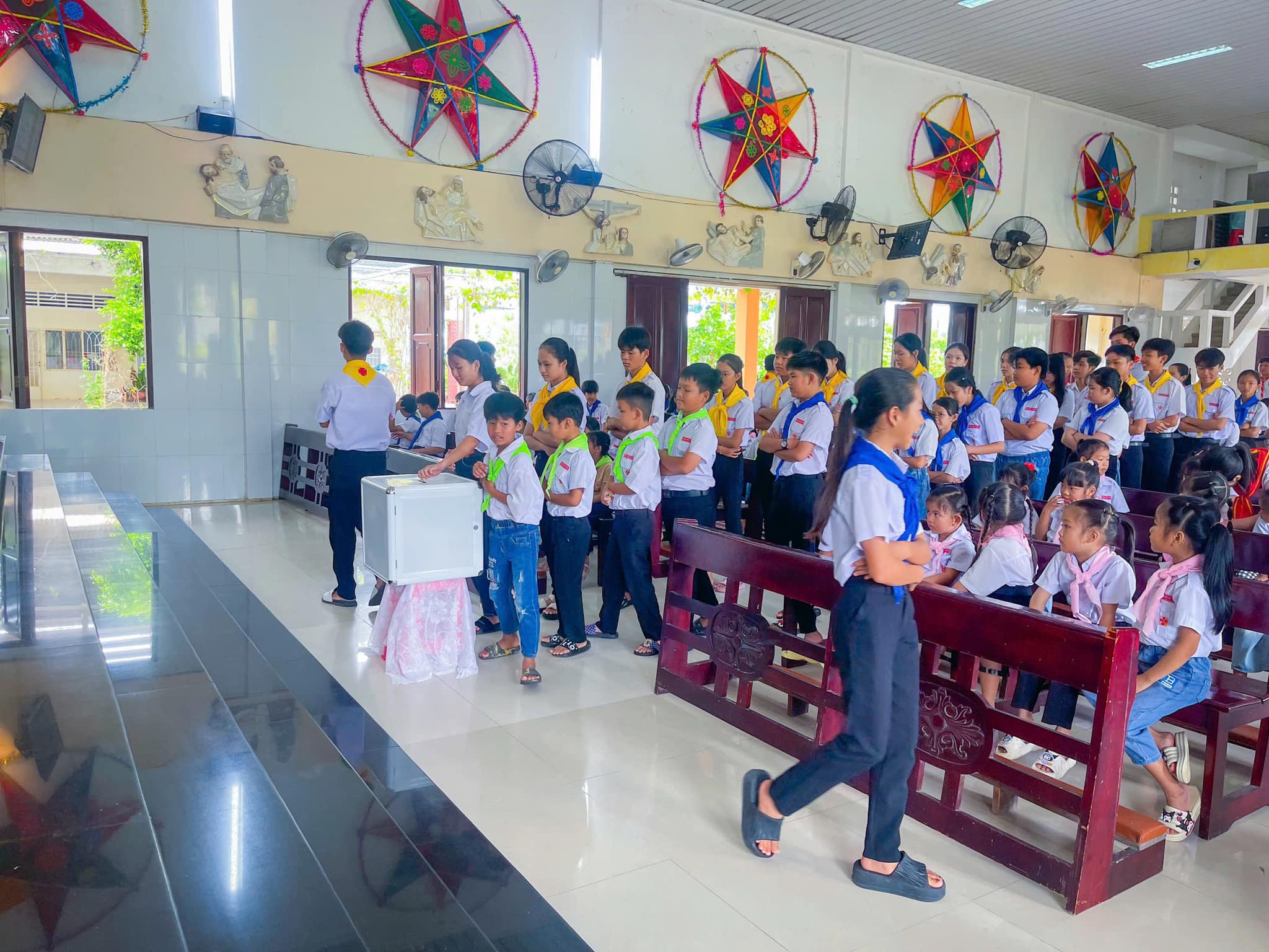 Xúc động với những đóng góp từ trẻ em