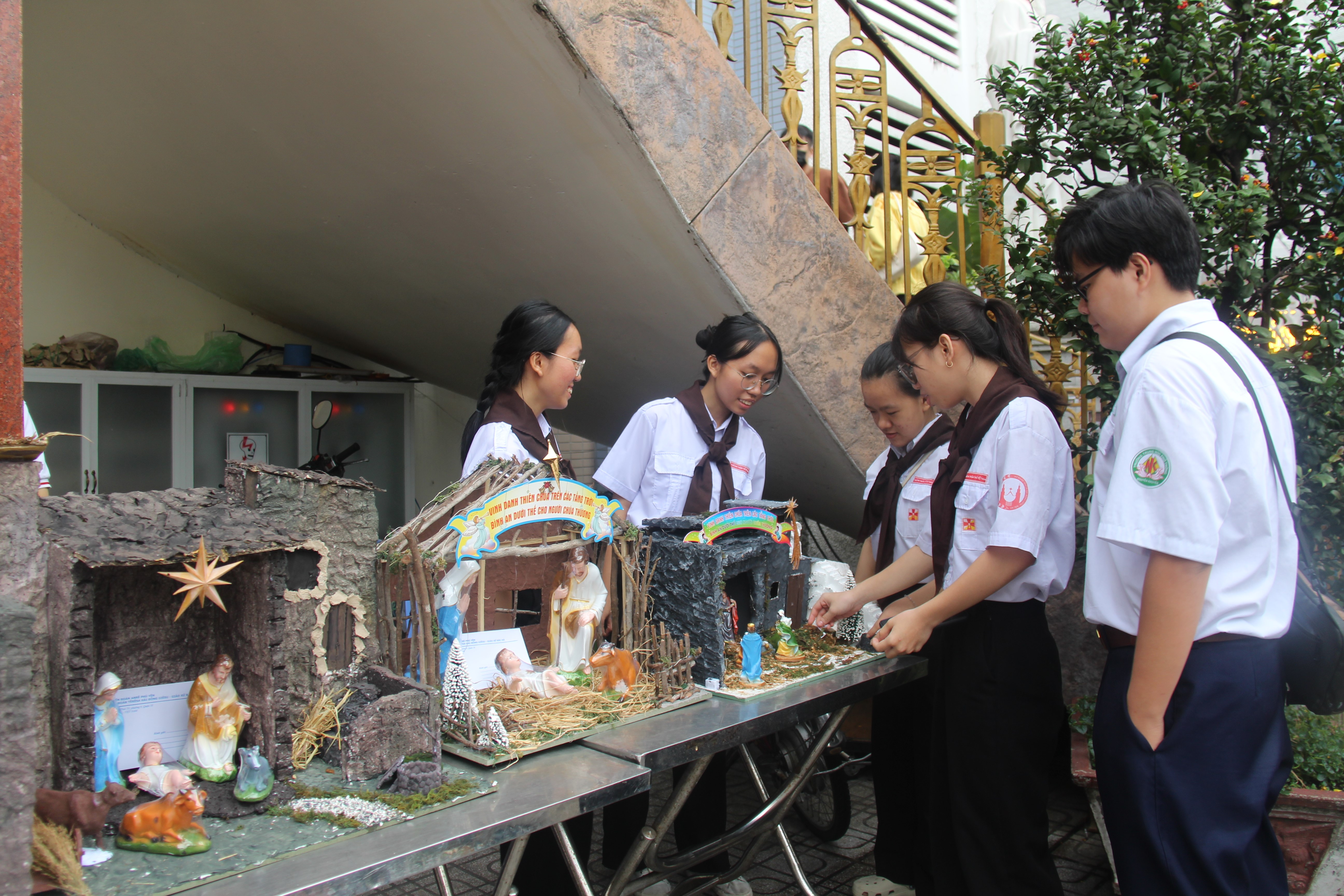 Làm hang đá gây quỹ bác ái