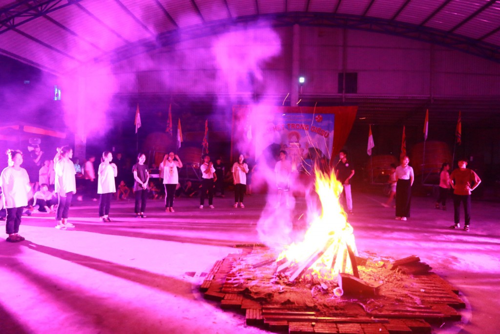 Thiếu nhi với nhà thờ trong hè
