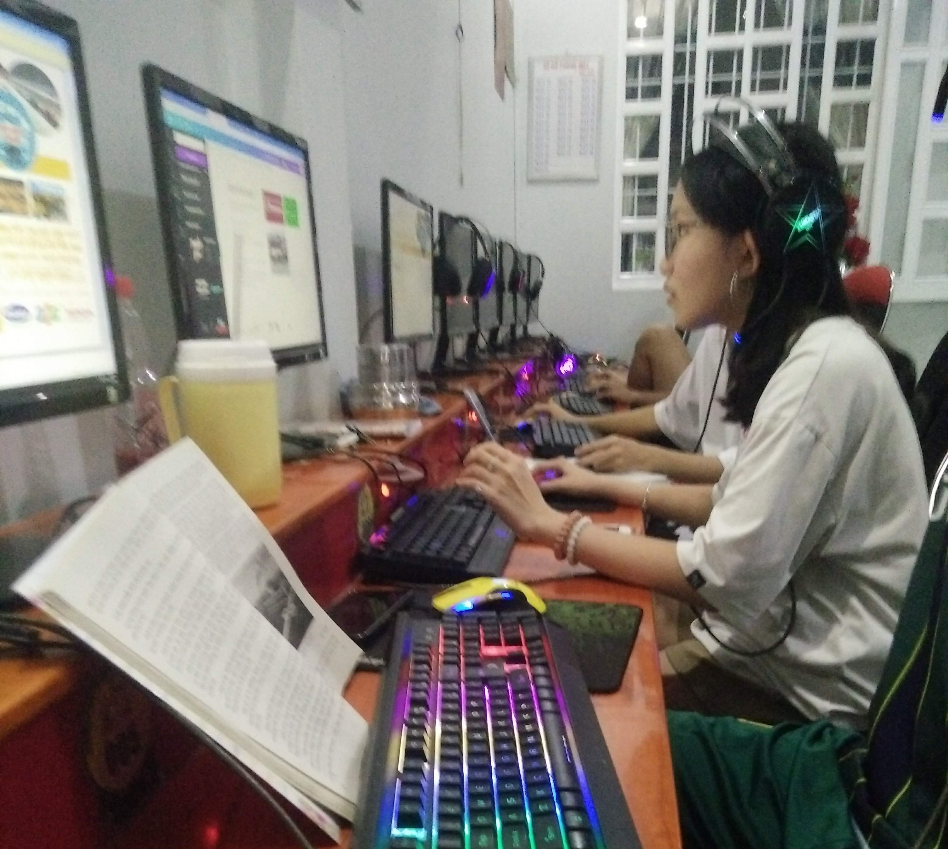 Cha mẹ dạy con ở… phòng game online!