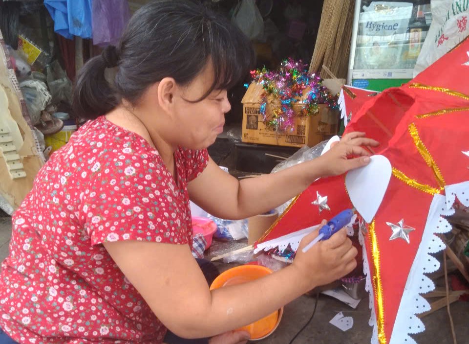 Gặp người giữ lửa nghề làm lồng đèn sao Noel