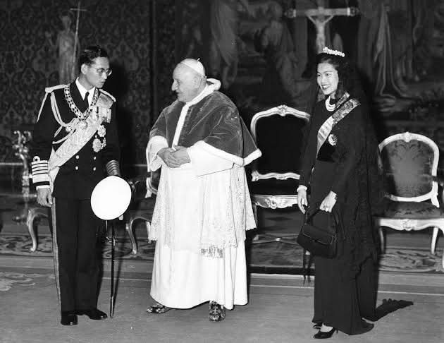 Đức Gioan XIII tiếp kiến Vua Bhumibol Adulyadej và Hoàng hậu Sirikit .jpg (33 KB)