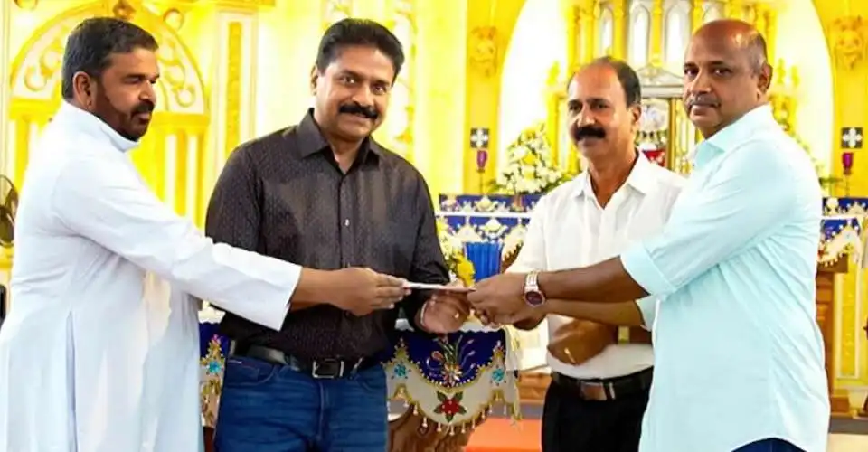 Cha Mathew Asariparambil nhận khoản quyên góp đầu tiên là 50.000 rupee (600 đô la Mỹ).webp (30 KB)