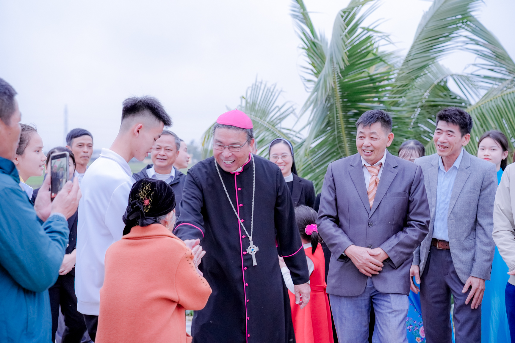 Đức cha Vinh Sơn Nguyễn Văn Bản  thăm mục vụ giáo họ Sa Trung