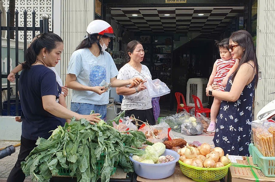Bán rau củ đổi nụ cười  trẻ thơ