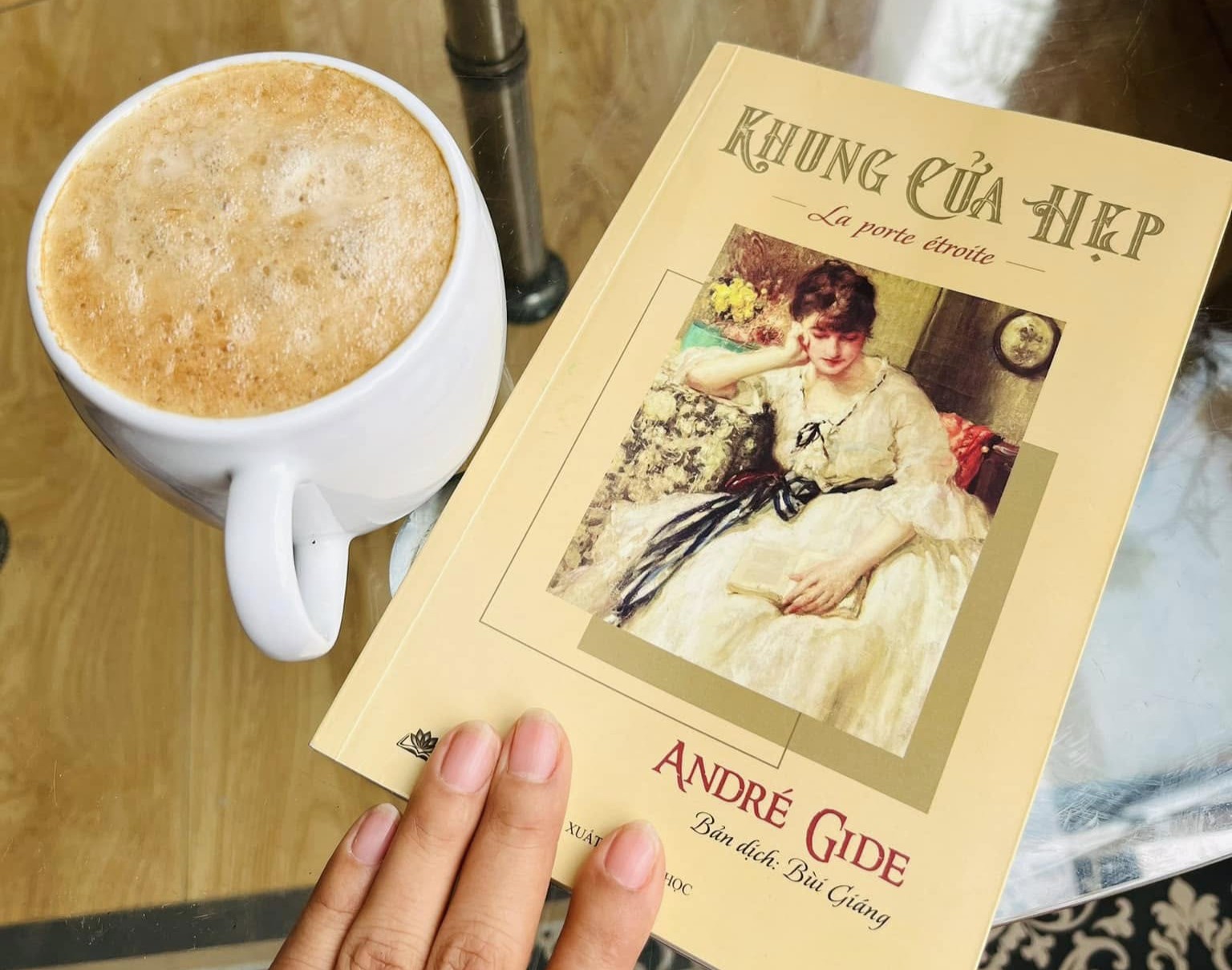 Khung cửa hẹp