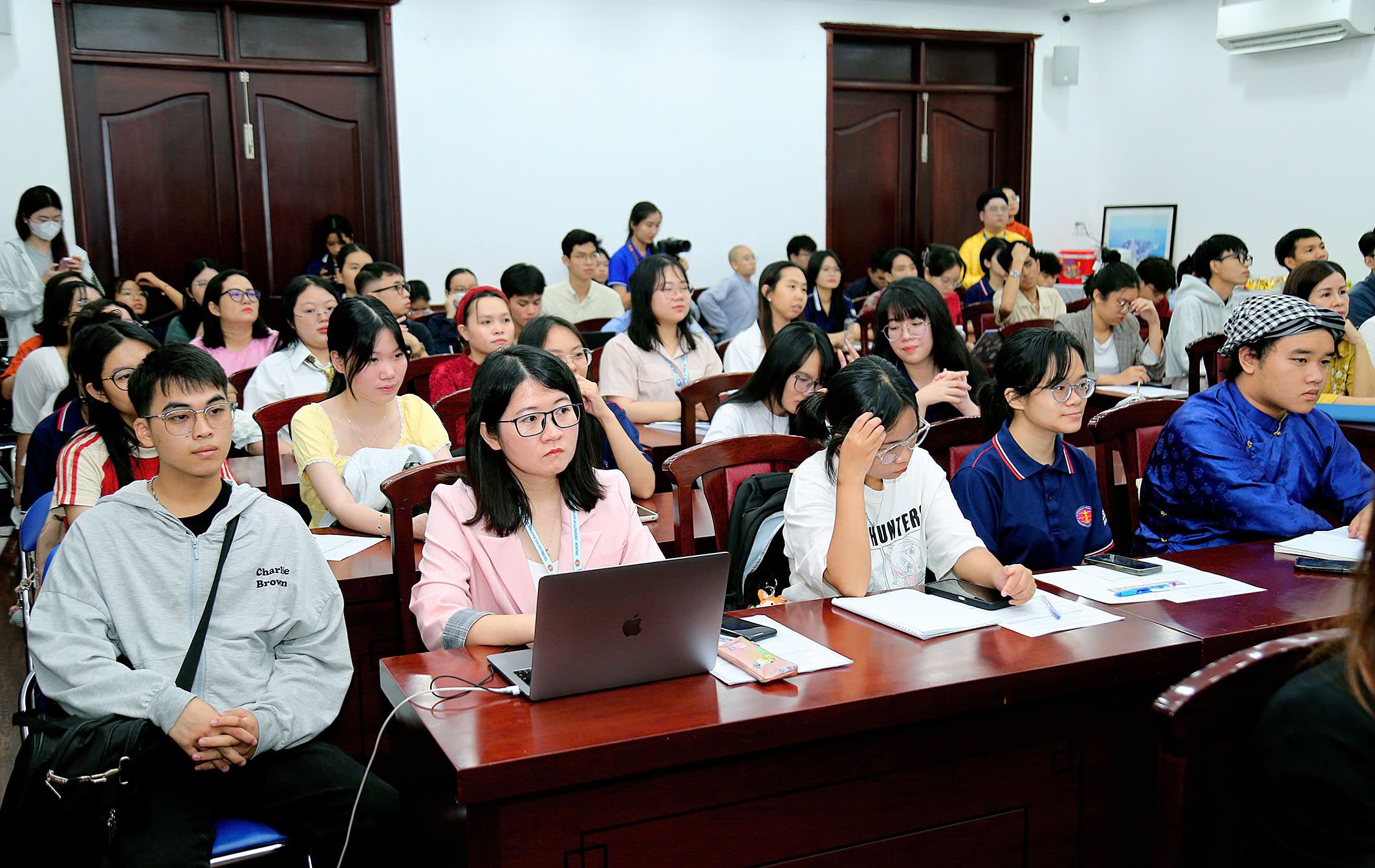 Hoi thao 03.jpg (674 KB)
