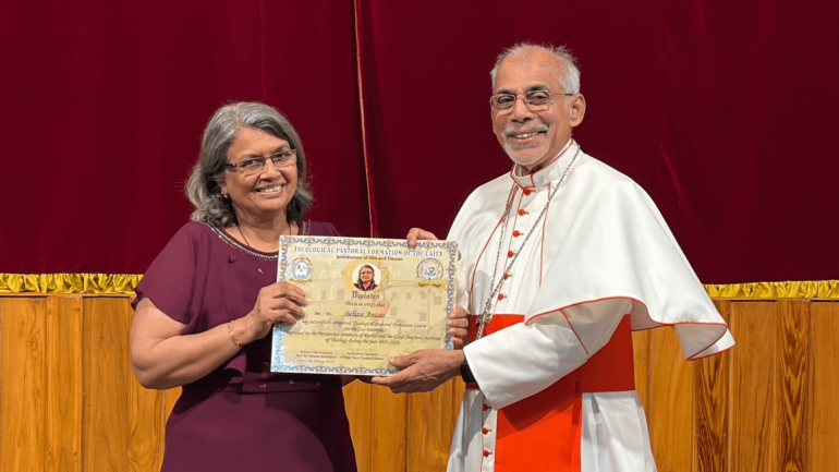 Đức Tổng Giám mục Filipe Neri Ferrão trao bằng tốt nghiệp cho một trong 142 người.png (464 KB)