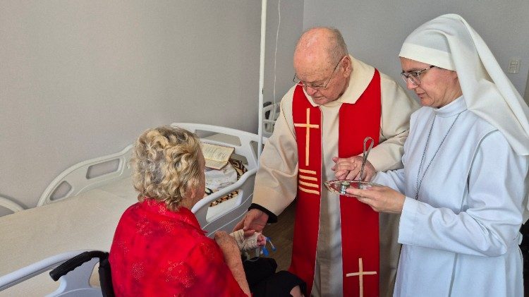 Nha hưu _Cha Belmiro, 93 tuổi, đang ban Bí tích Xức dầu cho một người cao tuổi.jpeg (55 KB)