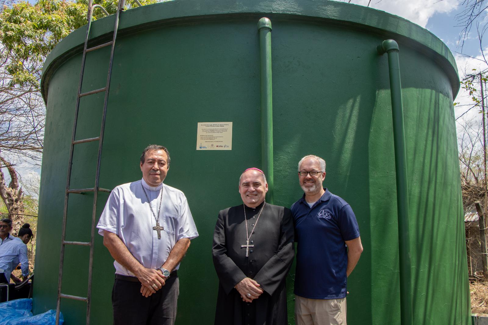 Giám mục Constantino Barrera của Sonsonate, Tổng Giám mục Luigi Roberto Cona, Sứ thần Tòa Thánh tại nước này, và John Briggs, đại diện của Tổ chức Cứu trợ Công giáo.jpg (210 KB)