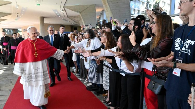 Chào đón Đức Thánh Cha Lêô XIV tại Trụ sở UNESCO.   (Vatican Media).jpeg (70 KB)