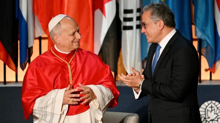 Tổng Giám đốc UNESCO Khaled Ahmed El-Enany Ali Ezz đón tiếp Đức Thánh Cha Lêô XIV.   (ANSA).jpeg (54 KB)