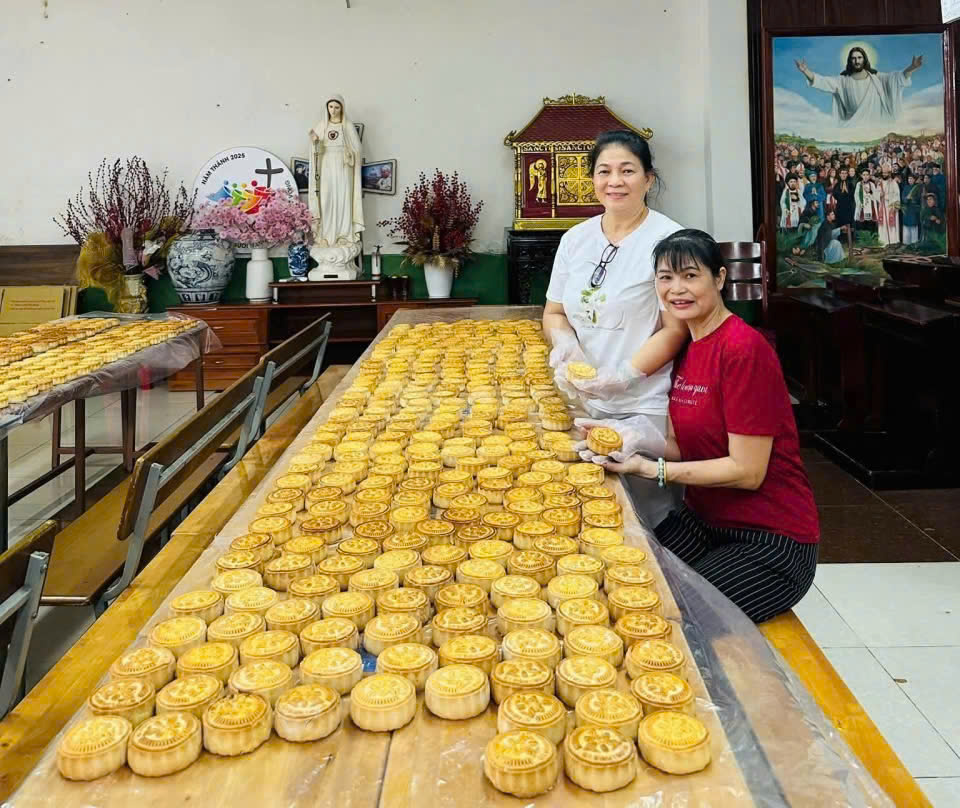 Giáo xứ Bình Thuận làm 6.000 chiếc bánh Trung Thu cho thiếu nhi .jpg (252 KB)