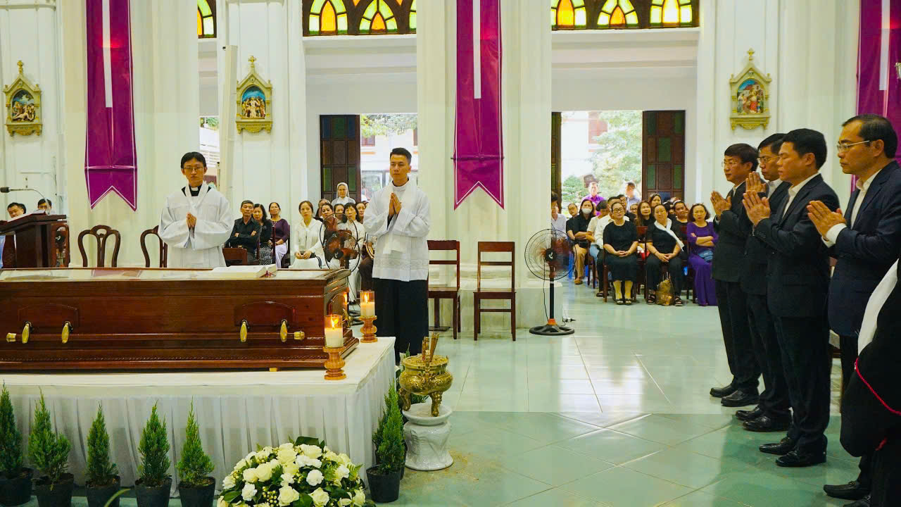 Đại diện lãnh đạo Bộ Công an viếng Đức Hồng y
