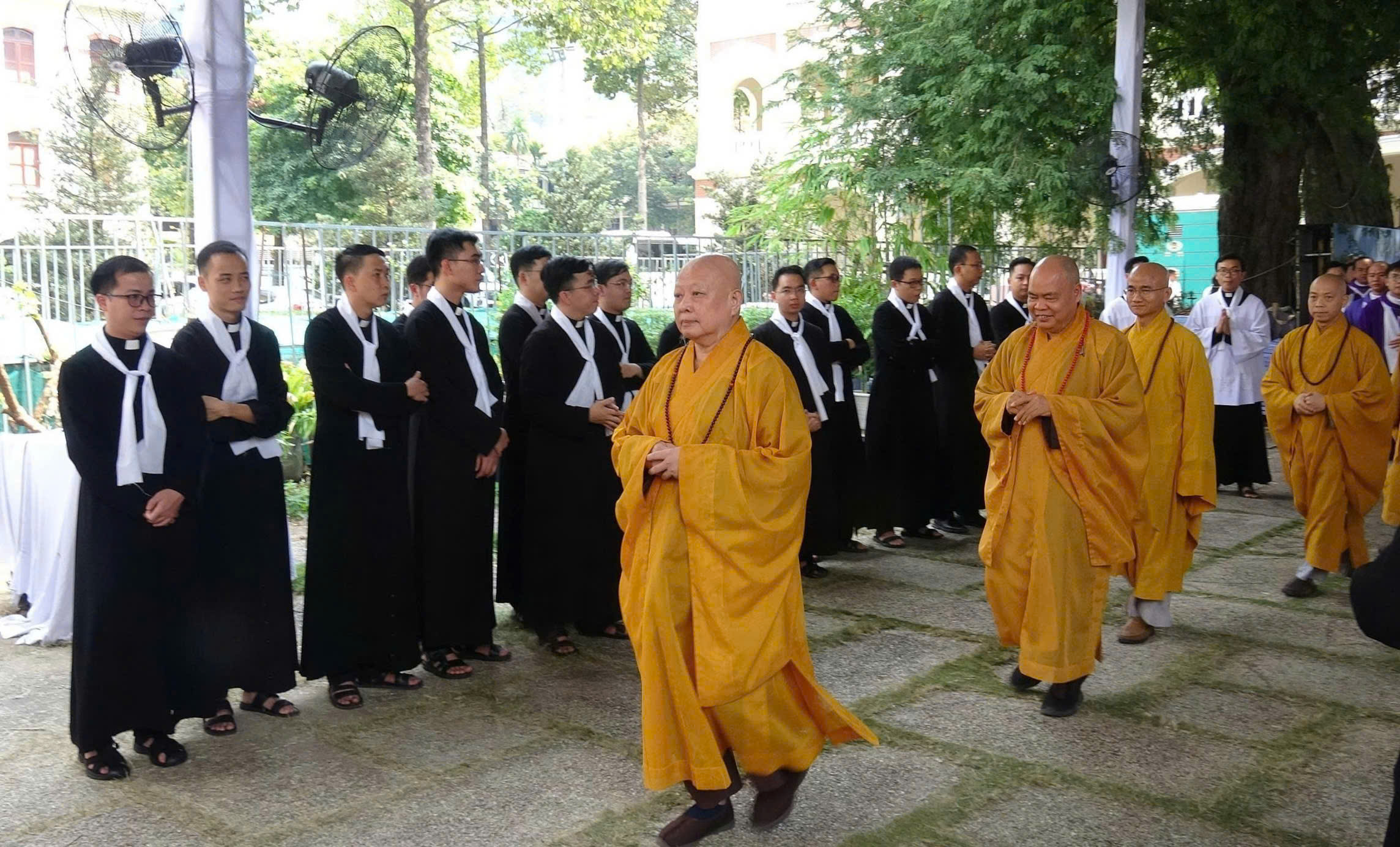 Phái đoàn Giáo hội Phật giáo TPHCM viếng Đức Hồng y