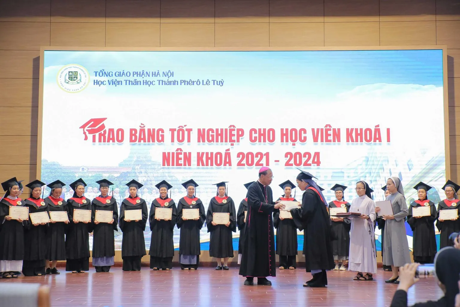 Học viện Thần học thánh Phêrô Lê Tùy trao bằng tốt nghiệp cho 38 cử nhân
