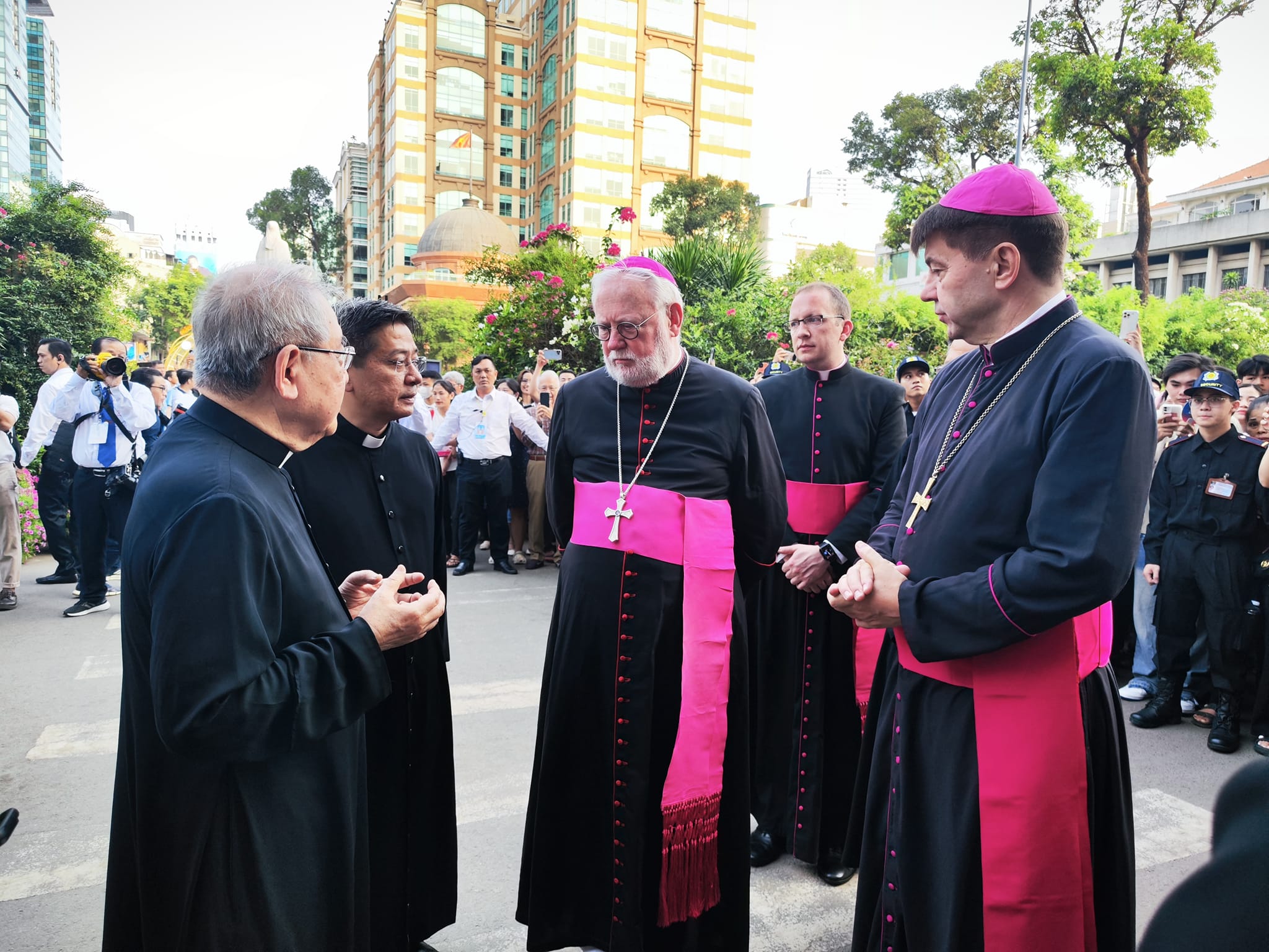 Đức TGM Paul Richard Gallagher thăm nhà thờ Chánh tòa Đức Bà Sài Gòn